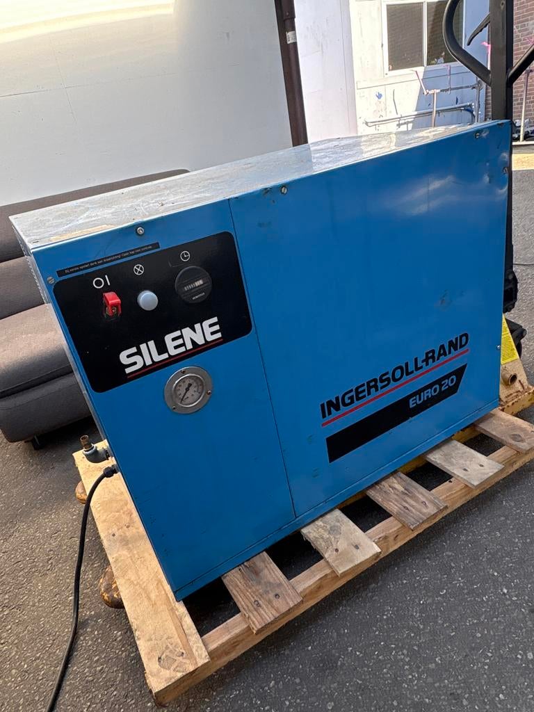 Geluidgedempte compressor, gereviseerd, 1492 draaiuren, Doe-het-zelf en Verbouw, Compressors, Ophalen of Verzenden, Gebruikt, Geluidgedempt
