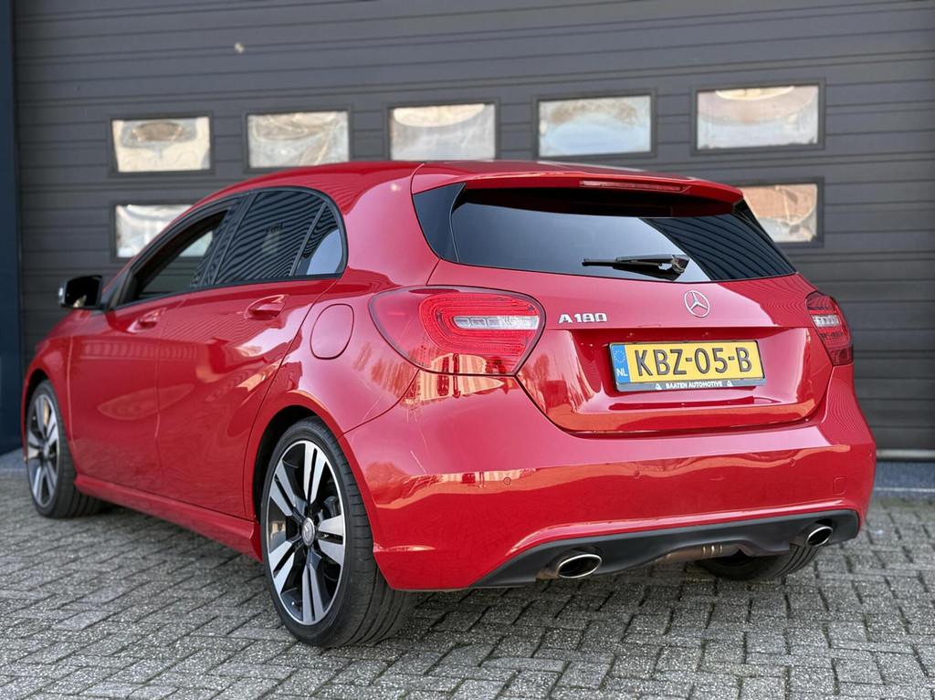 Mercedes A-klasse 180 Urban|Carplay|1e eig.|Clima|Navi|LED, Voorwielaandrijving, 4 cilinders, Leder en Stof, Handgeschakeld