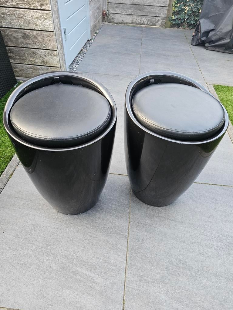 Twee zwarte krukjes met kussens, Ophalen, Hout