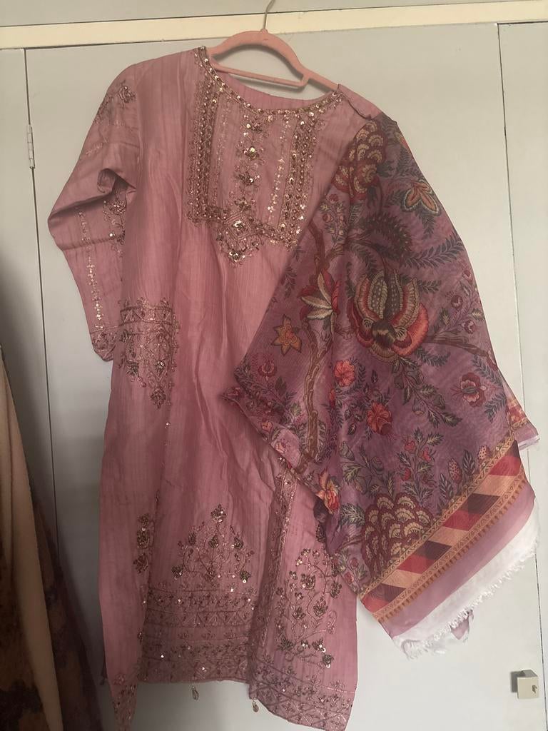 Elegante Roze Indiase punjabi met Borduurwerk en Sjaal, Maat 38/40 (M), Nieuw, Ophalen of Verzenden, Roze