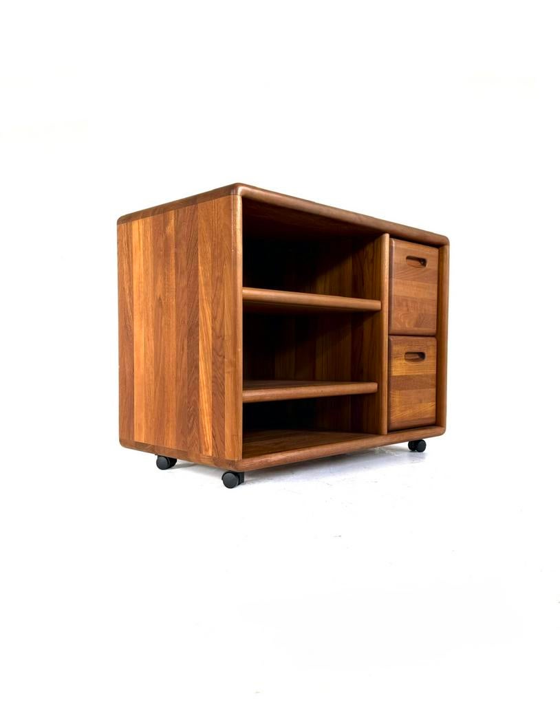 Vintage teakhouten audiomeubel/TV-kast, Dyrlund ‘80, Huis en Inrichting, Met plank(en), Vintage retro buisframe design rotan webbing papercord deens