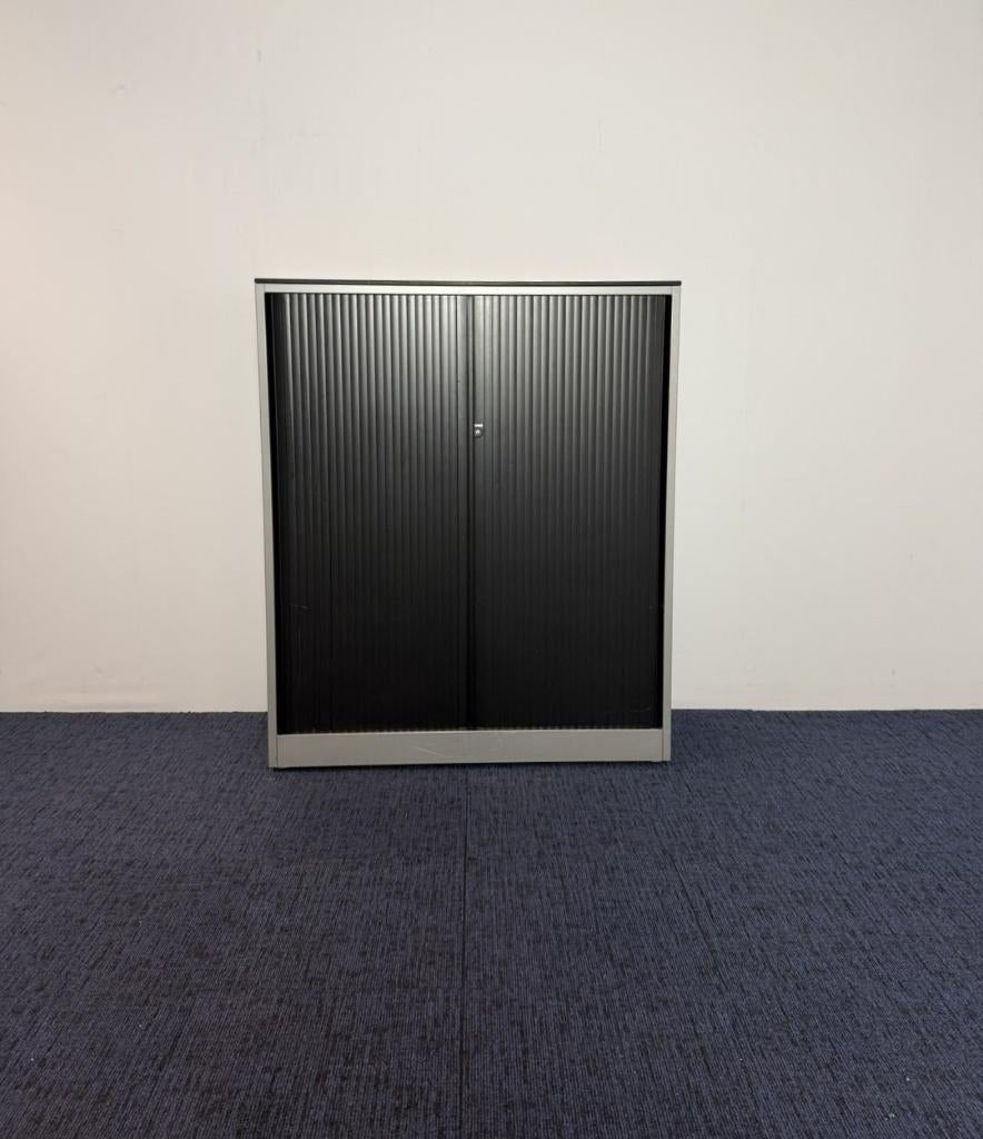 Roldeurkast Ahrend, aluminium/zwart, H144 x B120 x D45 cm., Ophalen, Gebruikt