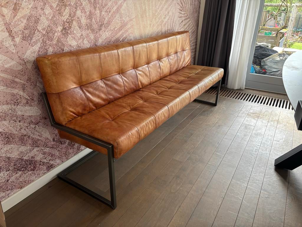 Stoer cognac leren bankje - ideaal voor kleine ruimtes, Huis en Inrichting, Banken | Bankstellen, Gebruikt, Rechte bank, Driepersoons