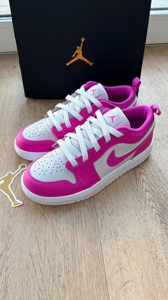 Jordan 1 low alt (ps) - Fire Pink - 35, Kinderen en Baby's, Kinderkleding | Schoenen en Sokken, Nieuw, Schoenen, Meisje, Ophalen of Verzenden
