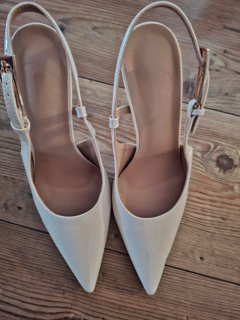 Nieuwe crèmekleurige/ gebroken witte pumps maat 38, Kleding | Dames, Pumps, Beige, Nieuw, Ophalen of Verzenden