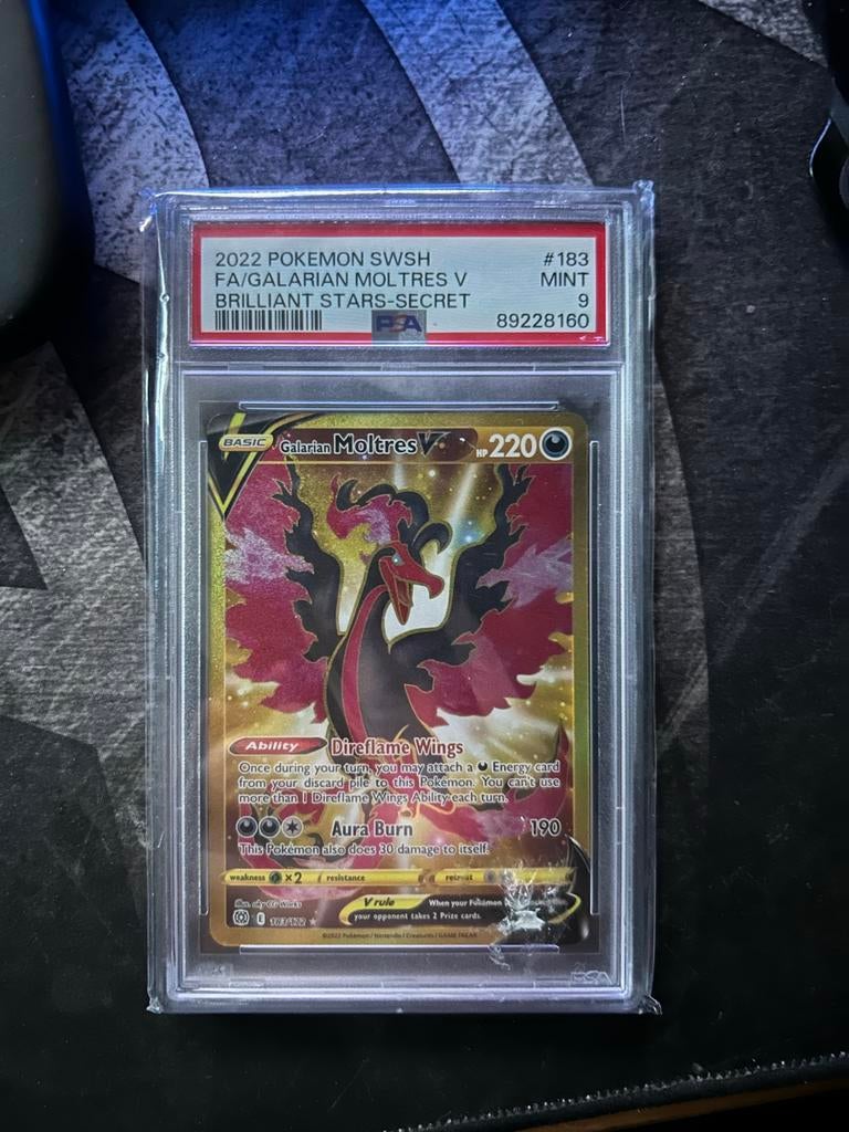 PSA 9 Galarian Moltres V (Full Art) - Brilliant Stars, Hobby en Vrije tijd, Verzamelkaartspellen | Pokémon, Ophalen of Verzenden