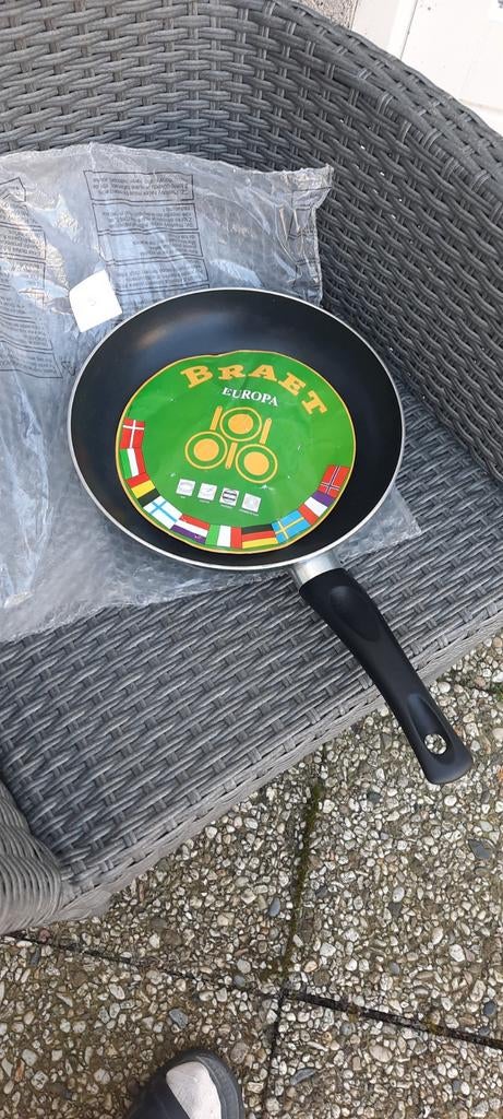 Diverse kampeerartikelen: pan, bekers, droogrek, bezem, Ophalen of Verzenden