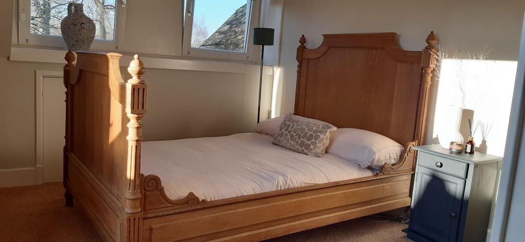 Eikenhouten bed met prachtige details, gezandstraald 130x190, Huis en Inrichting, Slaapkamer | Bedden, Ophalen, Gebruikt, Bruin