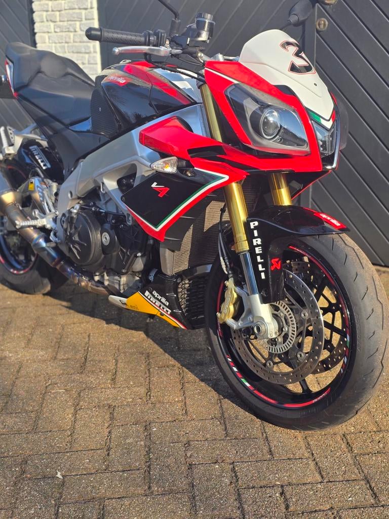 Aprilia Tuono V4 2013 met originele Akrapovic uitlaat, Motoren, Sportuitlaat, Occasion, 4 cilinders, Motorrijbewijs A