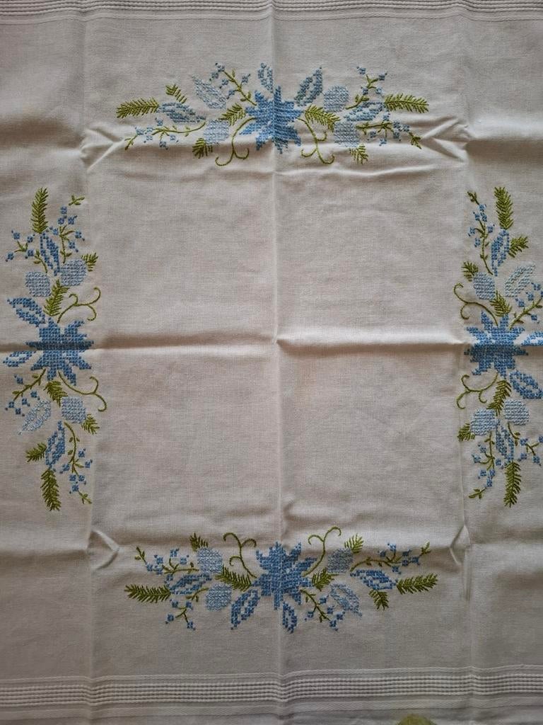 Handgeborduurd wit tafelkleed. Blauwe bloemen. 77x75 cm., Huis en Inrichting, Tafelkleden, Ophalen of Verzenden, Zo goed als nieuw
