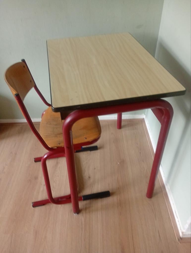 Vintage schoolbankje met stoel - rood frame, Kinderen en Baby's, Kinderkamer | Tafels en Stoelen, Ophalen of Verzenden, Gebruikt