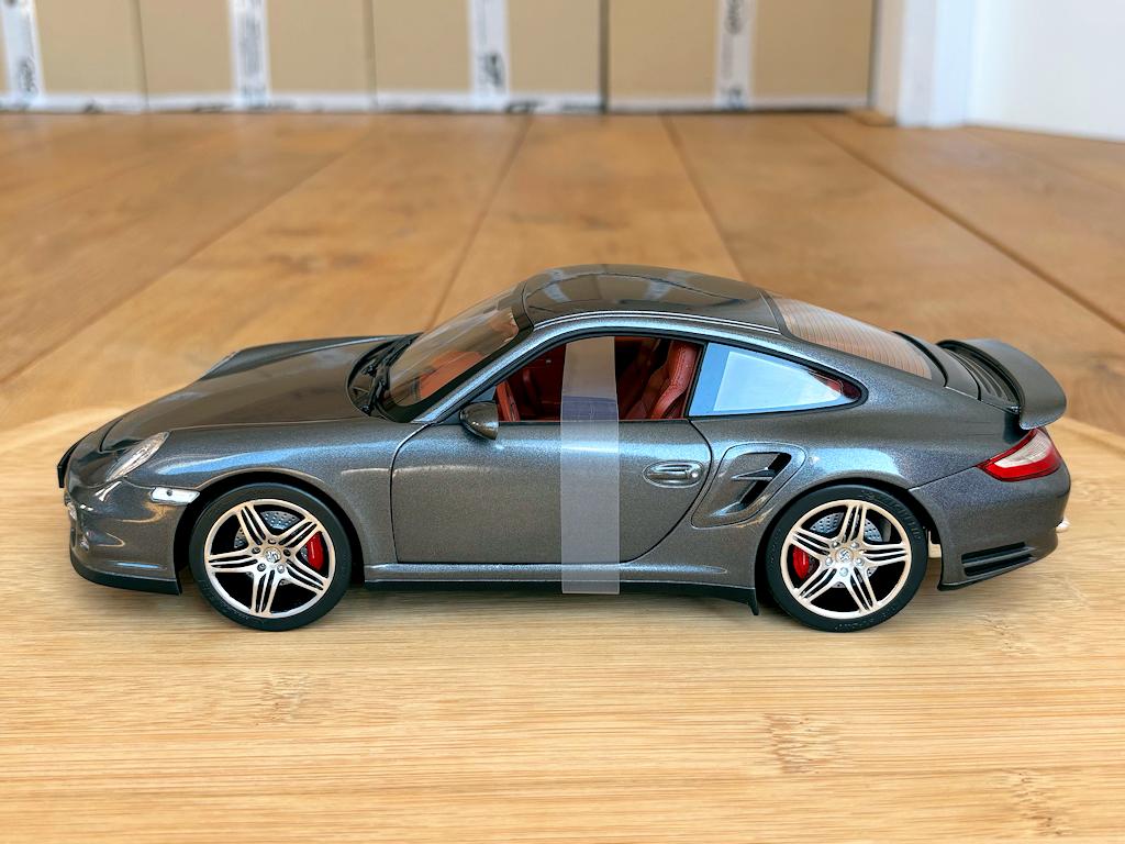 Porsche 911 997 Turbo grijs 1:18 Norev dealer editie in doos, Hobby en Vrije tijd, Modelauto's | 1:18, Ophalen of Verzenden, Nieuw
