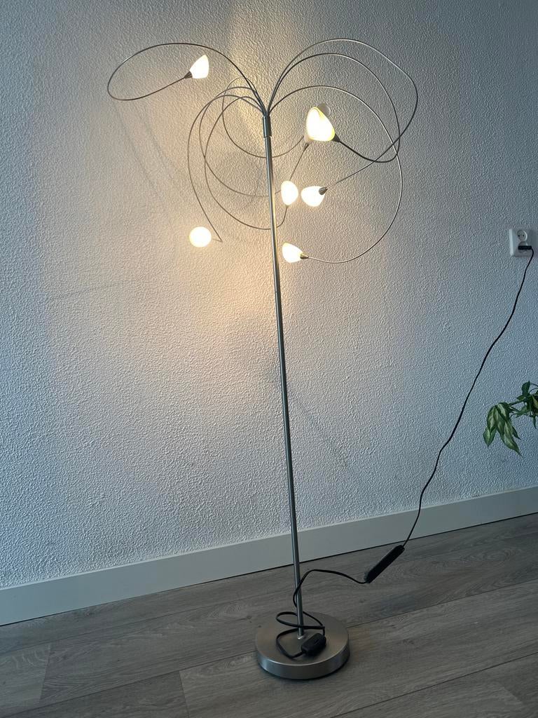 Stijlvolle zilverkleurige vloerlamp, Huis en Inrichting, Lampen | Vloerlampen, Ophalen, Gebruikt, Metaal, 150 tot 200 cm
