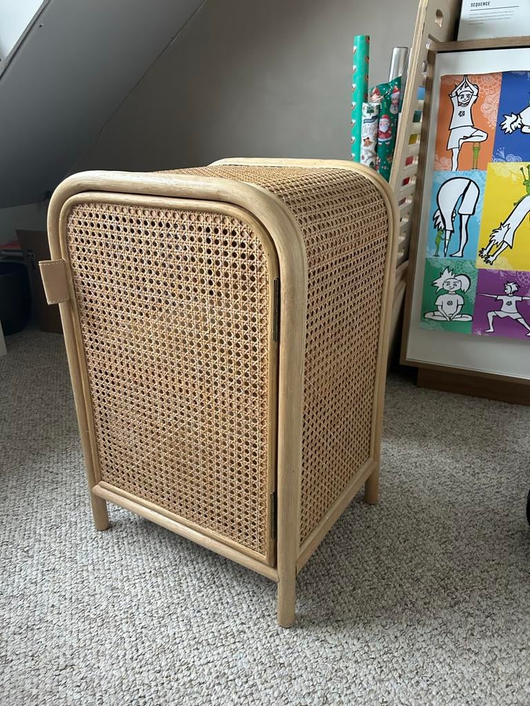 Stijlvol Nachtkastje met Rotan Deur - Zo goed als nieuw, Ophalen, Minder dan 45 cm, 55 tot 70 cm, Zo goed als nieuw