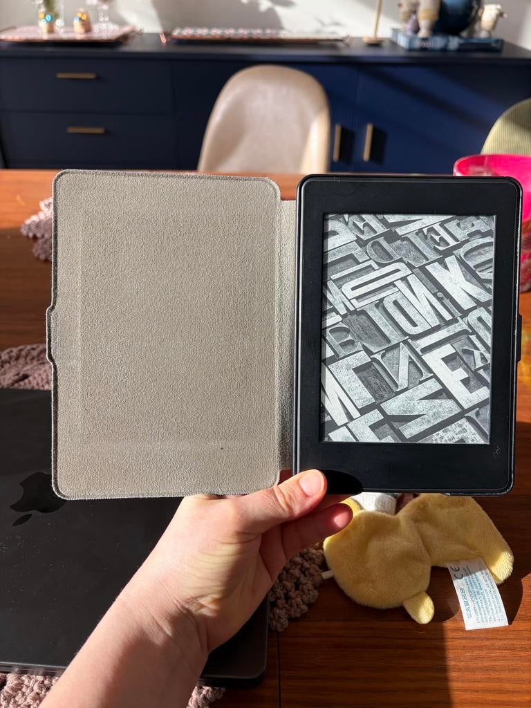 Kindle Paperwhite 7e Gen + hoes, Computers en Software, E-readers, Gebruikt, Ophalen of Verzenden, 4 GB of minder, Touchscreen