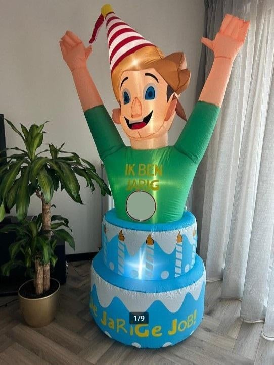 Te huur: Jarige Job Opblaaspop Indoor 1tm99 jaar €15,00 pd, Ophalen, Zo goed als nieuw, Verjaardag