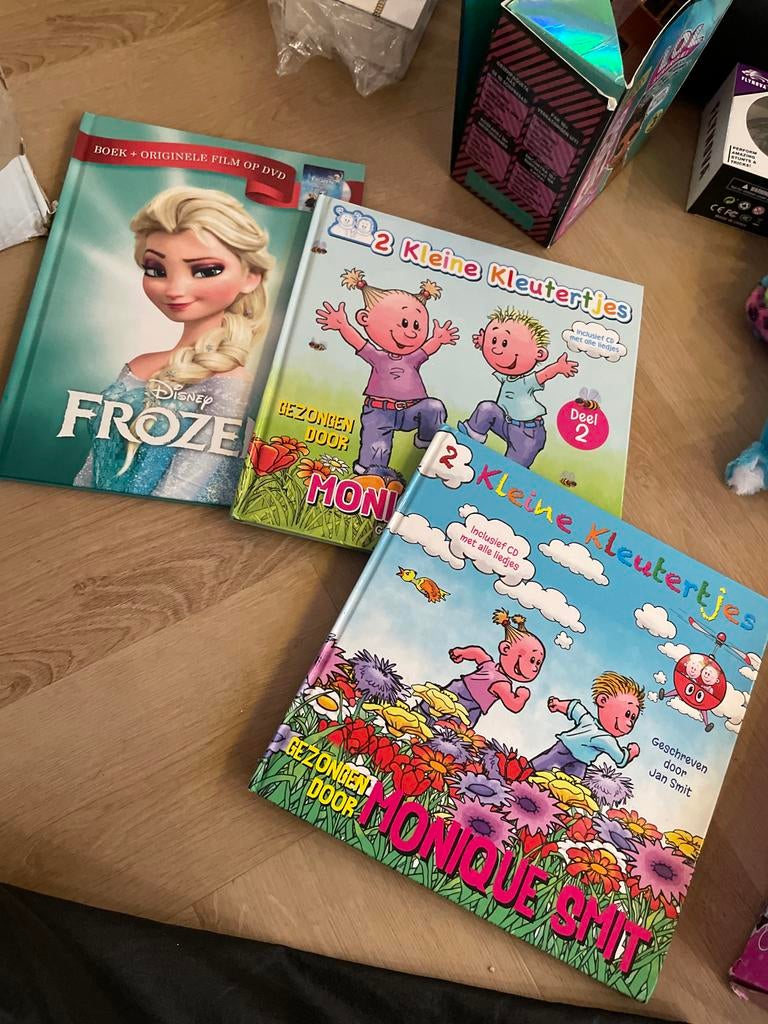 Kinderboeken met DVD: Frozen en 2 Kleine Kleutertjes, Boeken, Ophalen of Verzenden, Zo goed als nieuw, Sprookjes