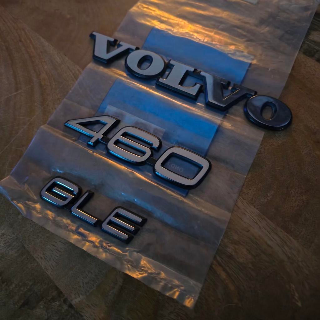 Volvo 460 GLE embleem, Ophalen
