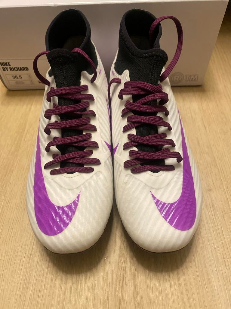 NIKE Voetbalschoenen Maat 36,5 - Wit/Paars, Sport en Fitness, Voetbal, Maat XS of kleiner, Schoenen, Nieuw, Ophalen of Verzenden