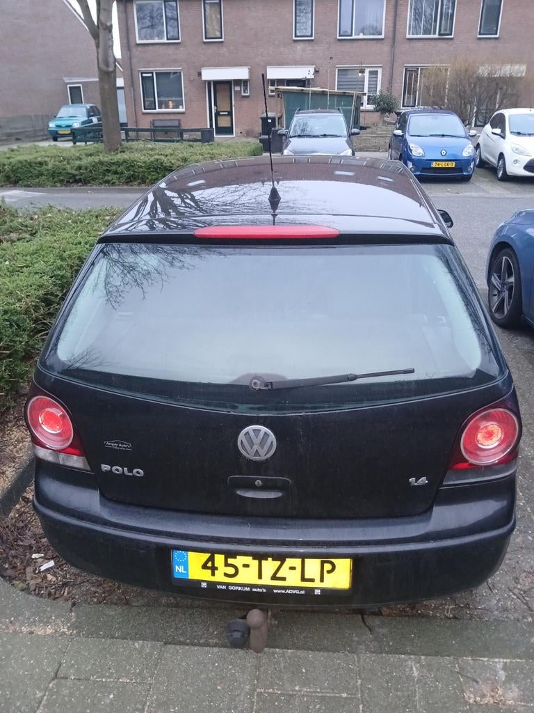 Een nette zuinige  volkswagen polo, Auto's, Volkswagen, Voorwielaandrijving, Zwart, 4 cilinders, Overige bekleding