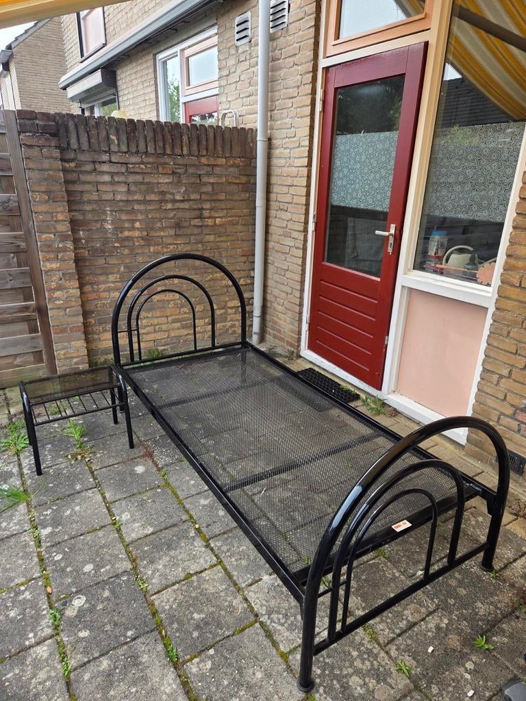Eenpersoons metalen bed 90x200cm met nachtkastje, Ophalen, Gebruikt, 90 cm, Eenpersoons