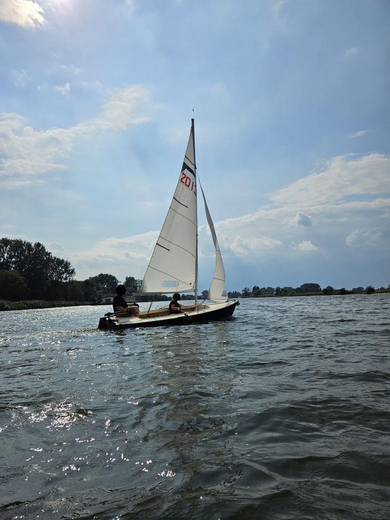 Flying Arrow open zeilbootje, Watersport en Boten, Open zeilboten, Gebruikt, Spanker, 3 tot 6 meter, Polyester, Buitenboordmotor