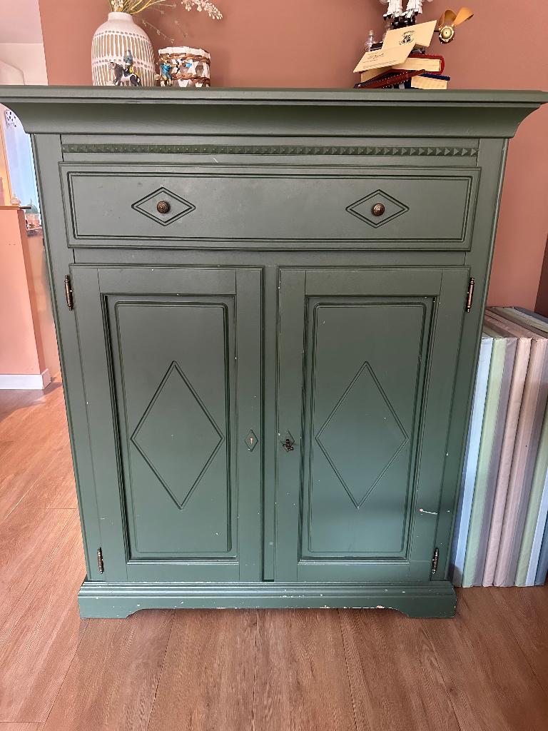 Houten meidenkast, Ophalen