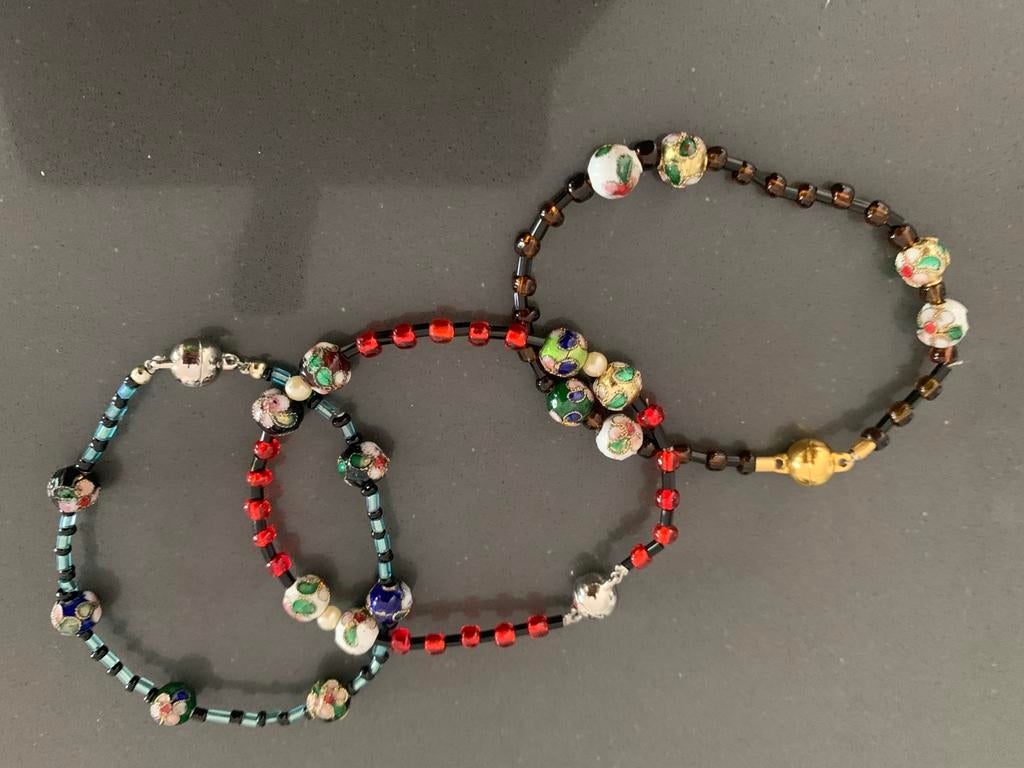 Armbandje met cloisonné kralen en magneet bol sluiting, Ophalen of Verzenden, Zo goed als nieuw, Overige materialen