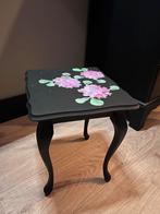 Uniek zwart bijzettafeltje met handgeschilderde bloemen, Huis en Inrichting, Tafels | Bijzettafels, 45 tot 60 cm, Minder dan 55 cm