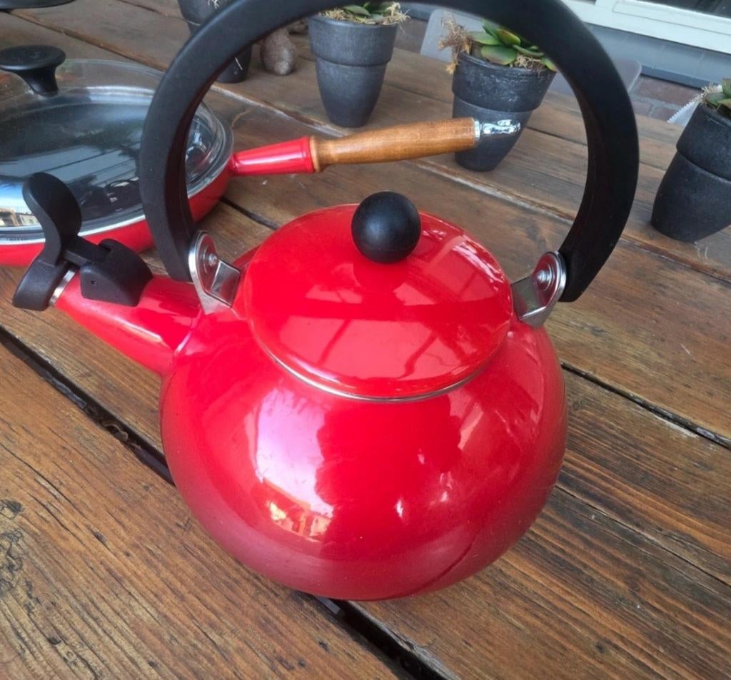 Le creuset rode fluitketel goede staat, 2 liter of meer, Ophalen of Verzenden, Zo goed als nieuw