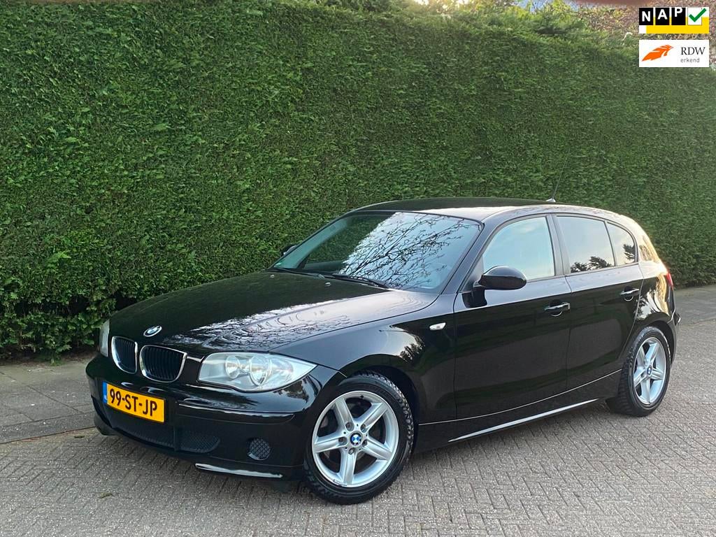 BMW 1-serie 120i AIRCO KOUD/RIJDT GOED/LEER/STOELVWRMNG/NAVI, Auto's, BMW, 1-Serie, Achterwielaandrijving, Zwart, 4 cilinders