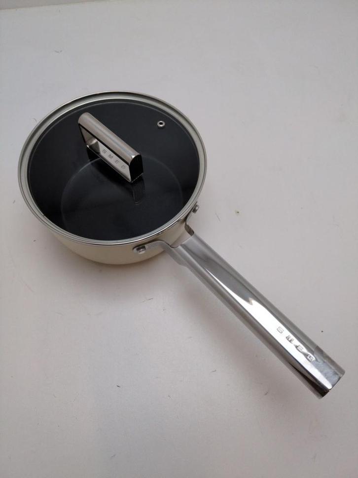 SMEG sauspan 20 cm crème, licht gebruikt met krasjes op rand, Huis en Inrichting, Keuken | Potten en Pannen, Nieuw, Koekenpan of Braadpan