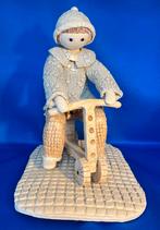 Beeldje van een kind op een zitstep (Marianne Koster), Ophalen of Verzenden, Zo goed als nieuw, Mens