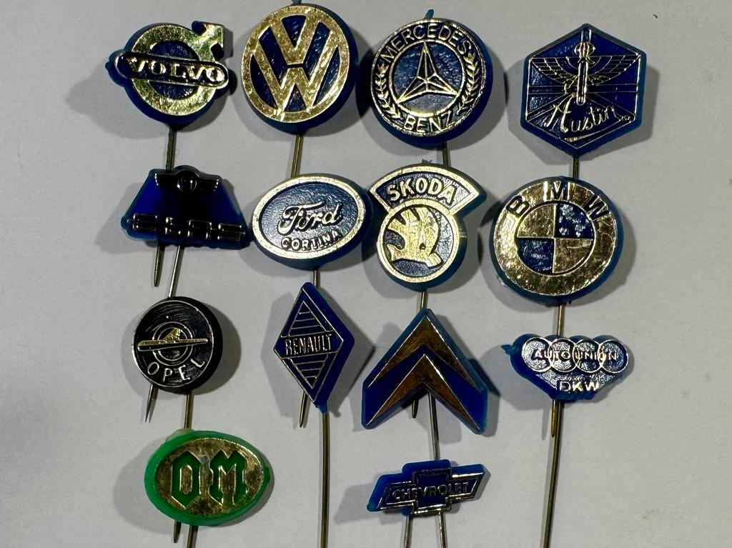 Serie van 14 Plastic Automerken speldjes, Ophalen of Verzenden, Zo goed als nieuw, Merk, Speldje of Pin