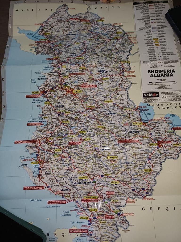 Geplastificeerde wegenkaart Albanië 1:600.000, Boeken, Ophalen of Verzenden