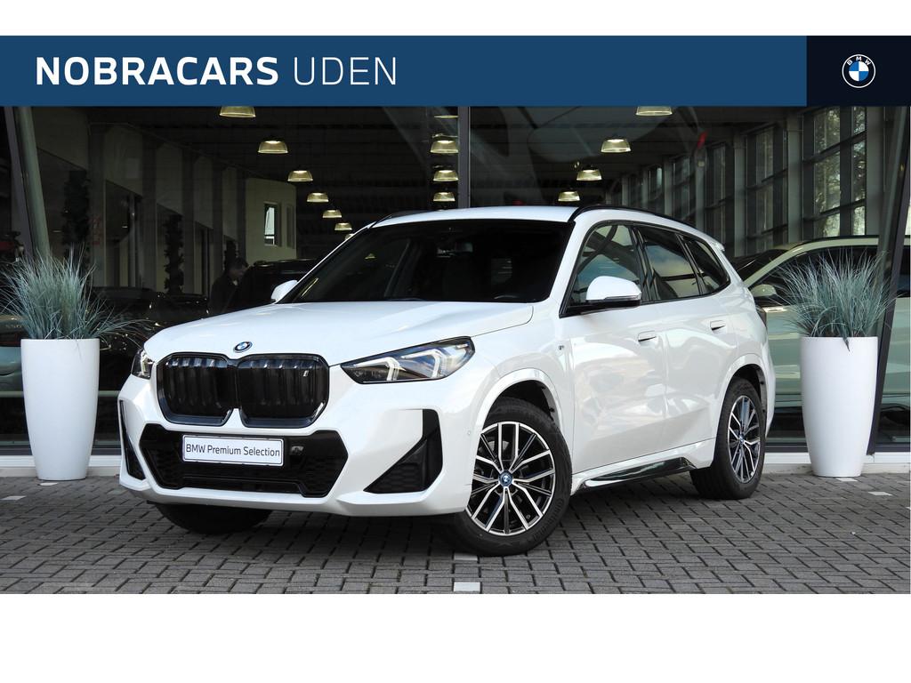 BMW iX1 xDrive30 M Sport / Sportstoelen / Achteruitrijcamera, Auto's, BMW, Gebruikt, Zwart, Met garantie (alle), 24 min
