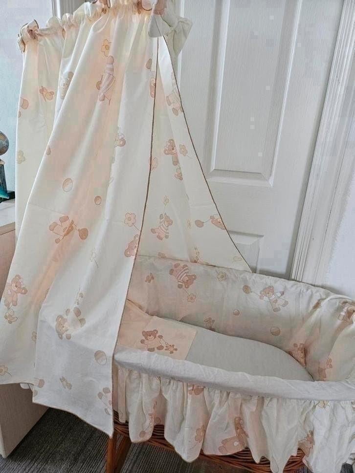 Mooie bruine rieten wieg, Kinderen en Baby's, Babywiegjes en Ledikanten, Ophalen of Verzenden, Zo goed als nieuw, Wieg