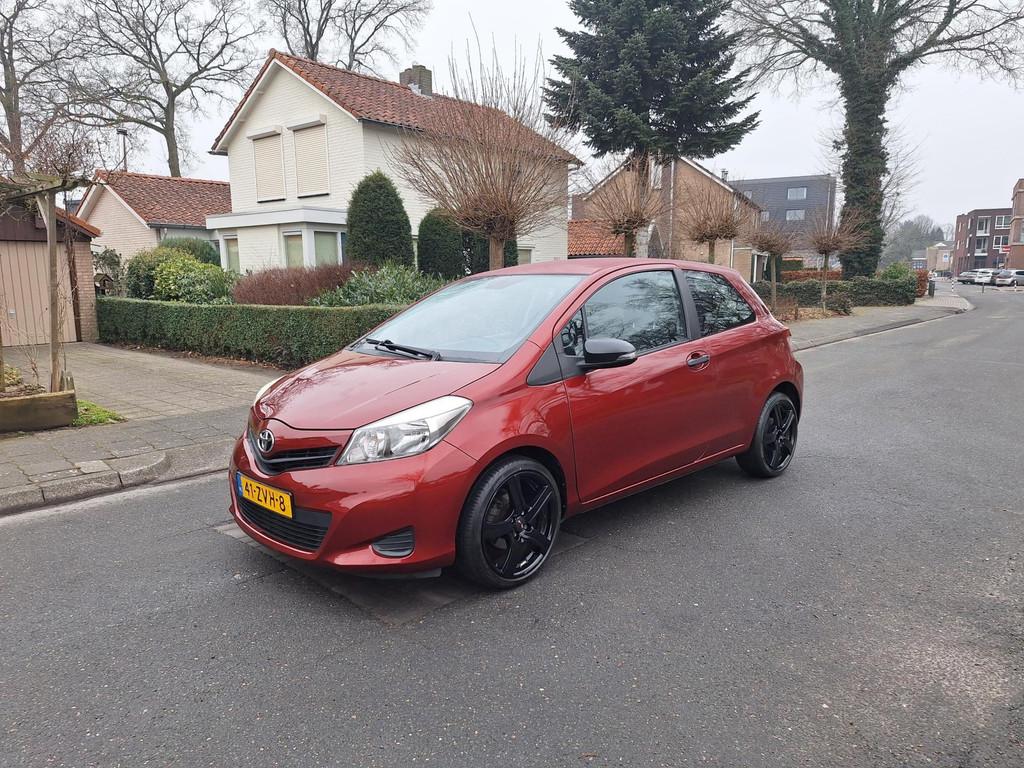 Toyota Yaris 1.3 VVT-i Comfort|Airco|LMV|Radio, Voorwielaandrijving, Euro 5, Stof, Zwart
