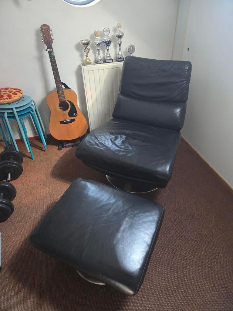 Leren zwarte luxe draaistoel met poef, Ophalen, Gebruikt, 75 tot 100 cm, Modern