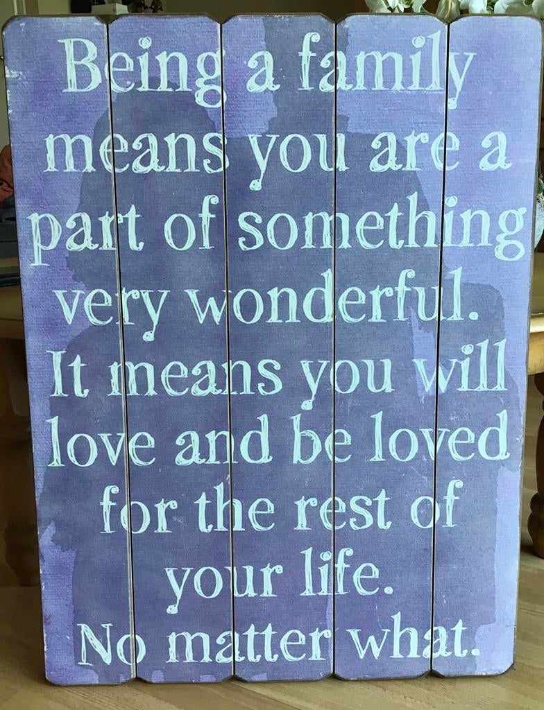 Tekstbord hout Being a family means… 80x60cm, Huis en Inrichting, Woonaccessoires | Tekstborden en Spreuken, Ophalen, Zo goed als nieuw