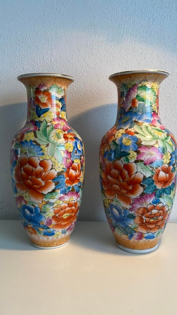 2 vrolijke chinese vazen.Handgeschilderd., Antiek en Kunst, Antiek | Vazen, Ophalen of Verzenden