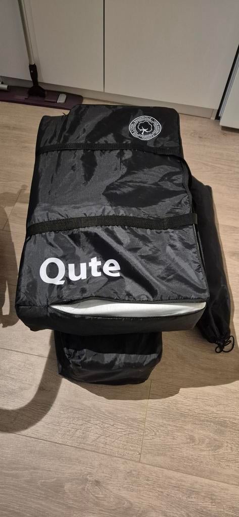 Qute campingbedje met extra dik matras en bodemverhoger, Kinderen en Baby's, Babywiegjes en Ledikanten, Ophalen, Zo goed als nieuw