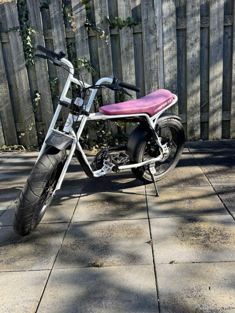 Super73 SG1 E-bike - Wit met Roze Zadel, Fietsen en Brommers, Elektrische fietsen, Gebruikt, Minder dan 47 cm, 30 tot 50 km per accu