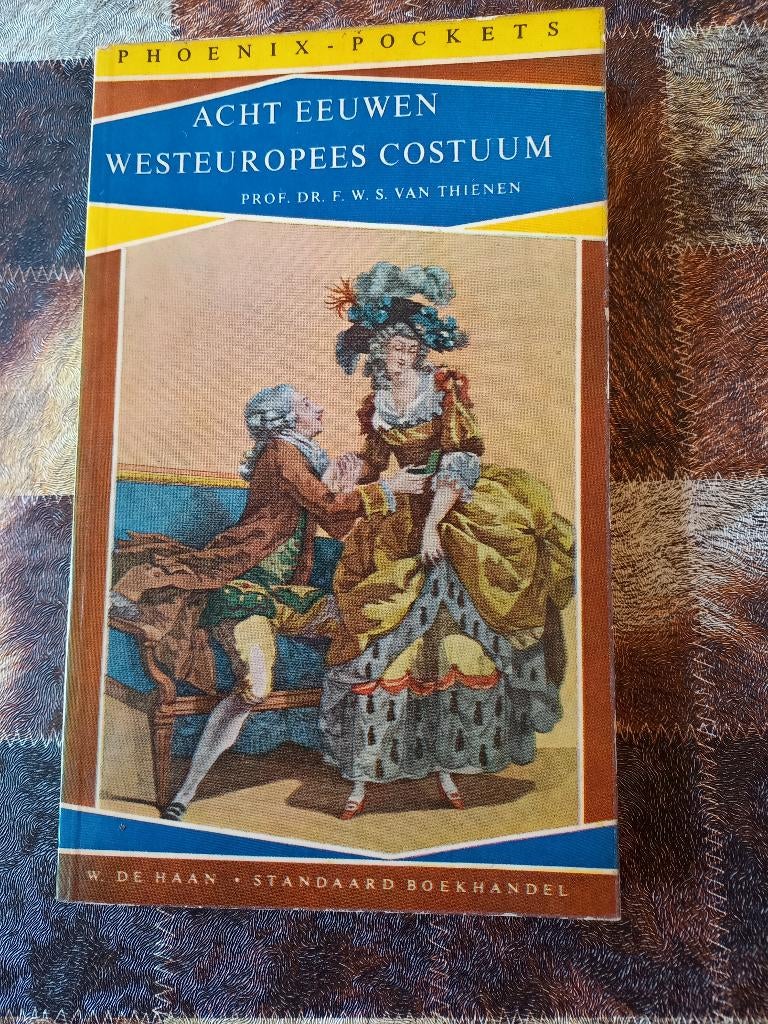 Acht eeuwen westeuropees Costuum, Ophalen of Verzenden, 14e eeuw of eerder, Gelezen, Van Thienen