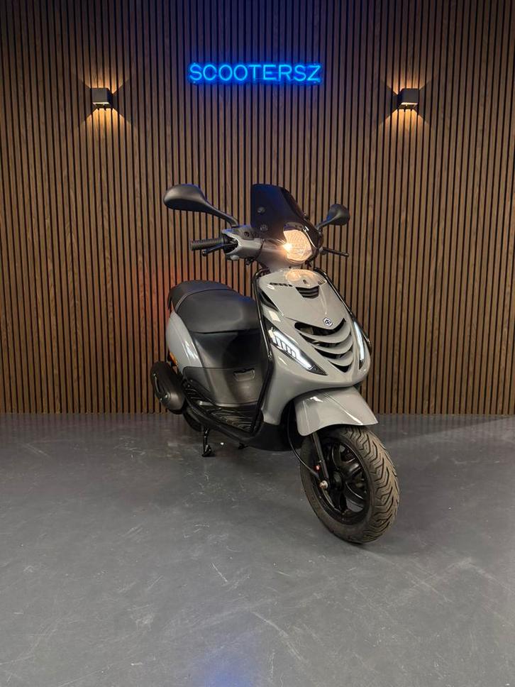 Piaggio zip 2020 brom|Nardo grey|full option|Garantie, Fietsen en Brommers, Scooters | Piaggio, Zo goed als nieuw, Zip, Benzine