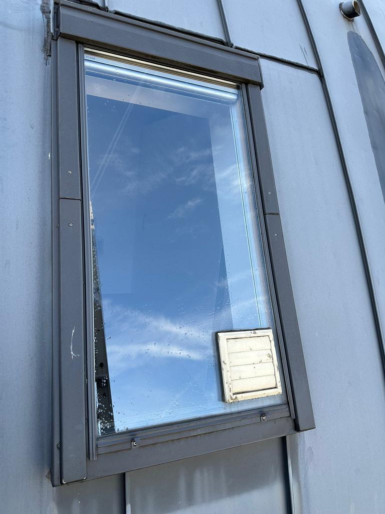 Velux dakraamglas GGL MK08 met opening voor airco afvoer, Doe-het-zelf en Verbouw, Glas en Ramen, Ophalen, Gebruikt, Minder dan 80 cm