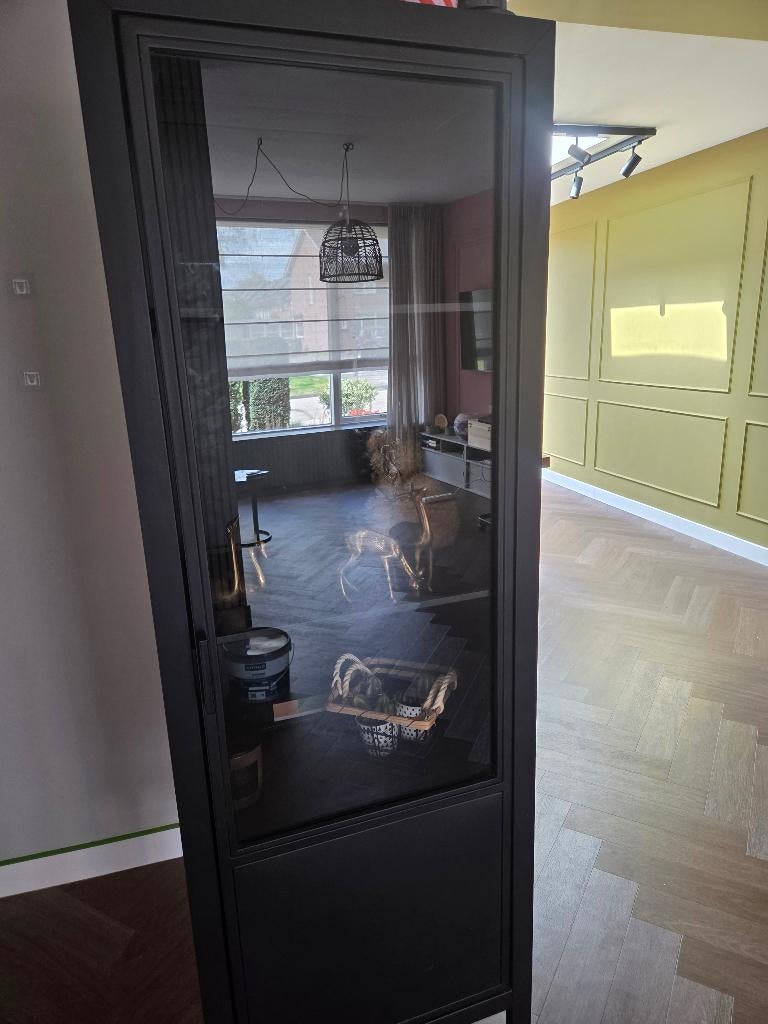 Vitrinekast zwart metaal, Huis en Inrichting, Kasten | Vitrinekasten, Ophalen, Met deur(en), 50 tot 100 cm, Zo goed als nieuw