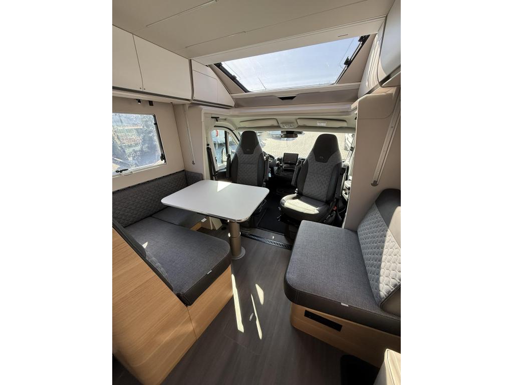 Adria Matrix Plus 670 SL - familiecamper - Automaat - 180 pk, Caravans en Kamperen, Campers, Standaard zit, Ringverwarming, Bedrijf