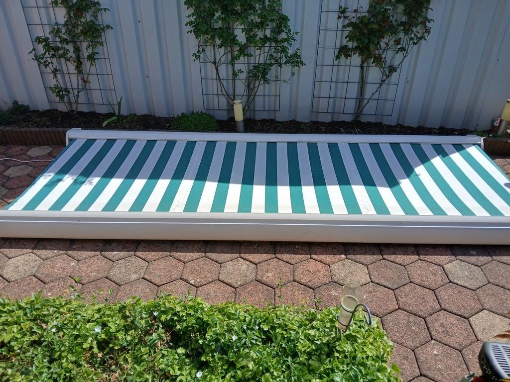 Zonnescherm gestreept groen/wit - Goed onderhouden, Tuin en Terras, Zonneschermen, Gebruikt, Overige typen, Elektrisch, Ophalen of Verzenden