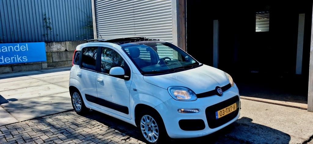 Fiat Panda benzine panoramadak navigatie airco nw apk, Voorwielaandrijving, Stof, 40 €/maand, Zwart